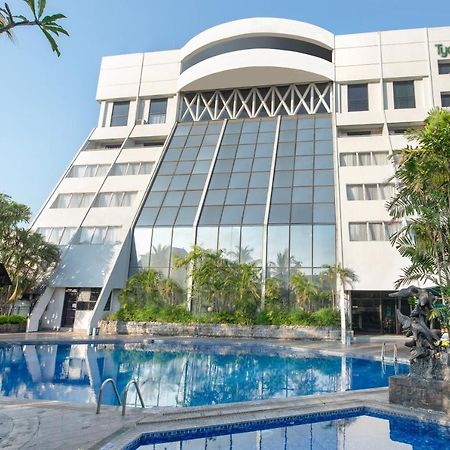 Lux Tychi Hotel Malang Buitenkant foto