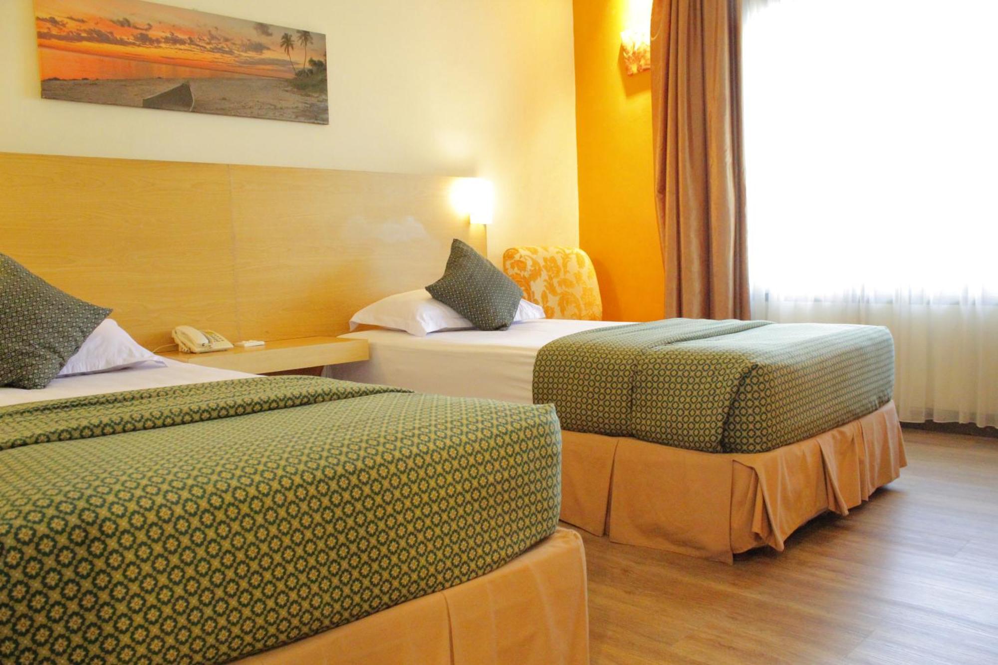 Lux Tychi Hotel Malang Buitenkant foto