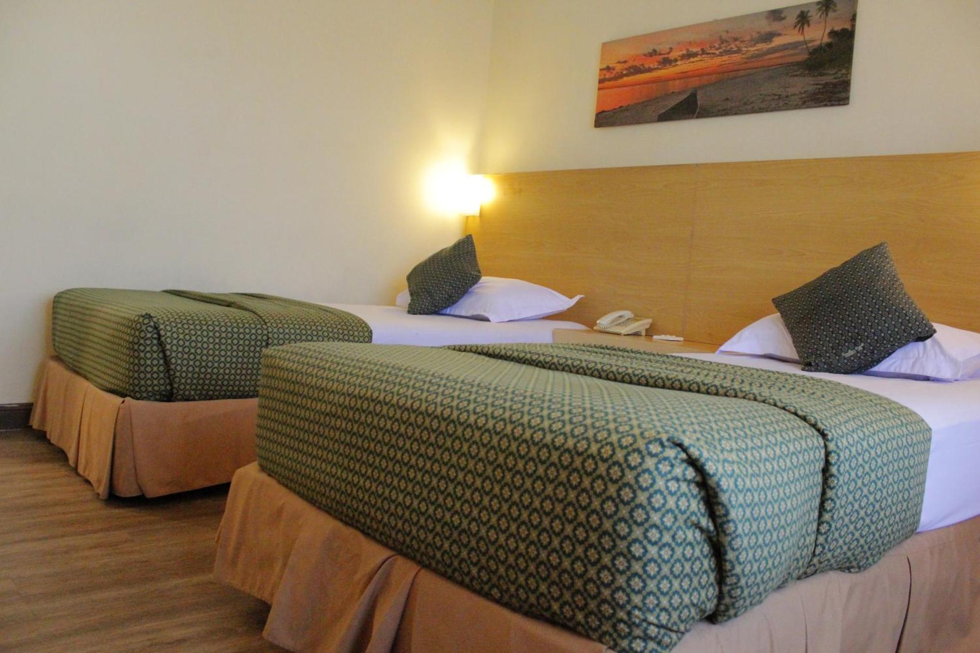 Lux Tychi Hotel Malang Buitenkant foto