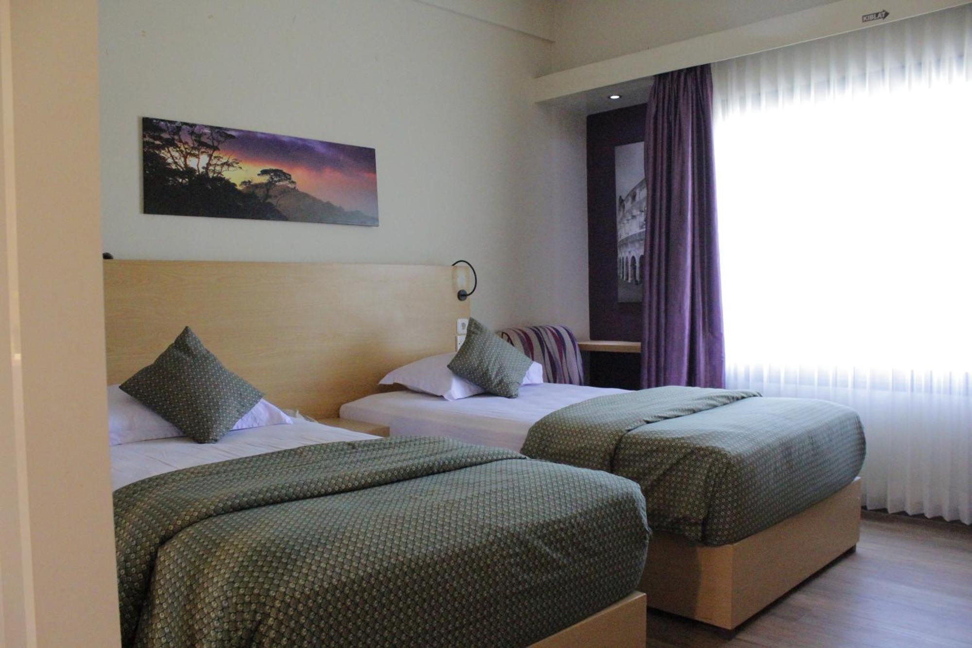 Lux Tychi Hotel Malang Buitenkant foto
