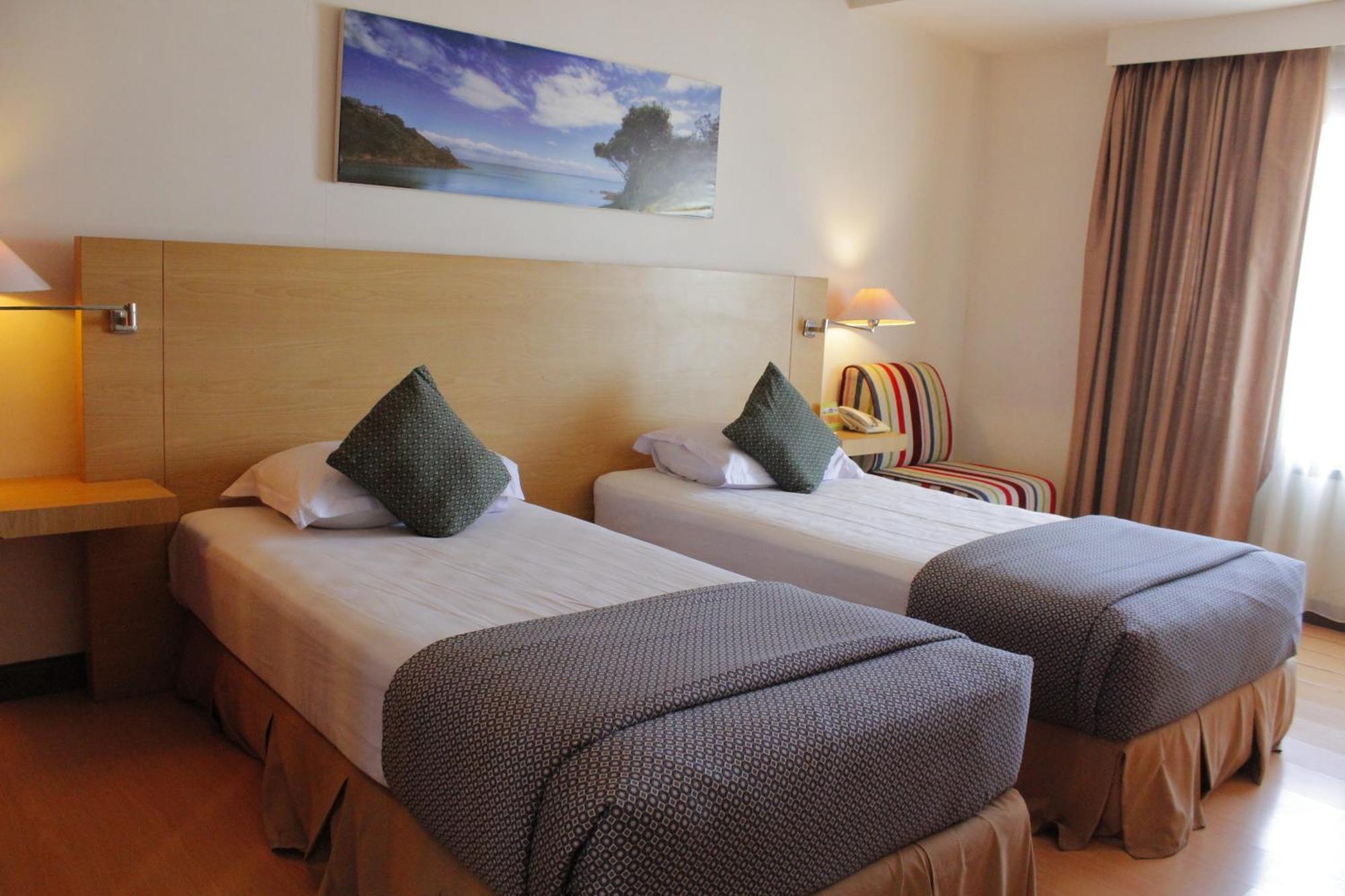 Lux Tychi Hotel Malang Buitenkant foto