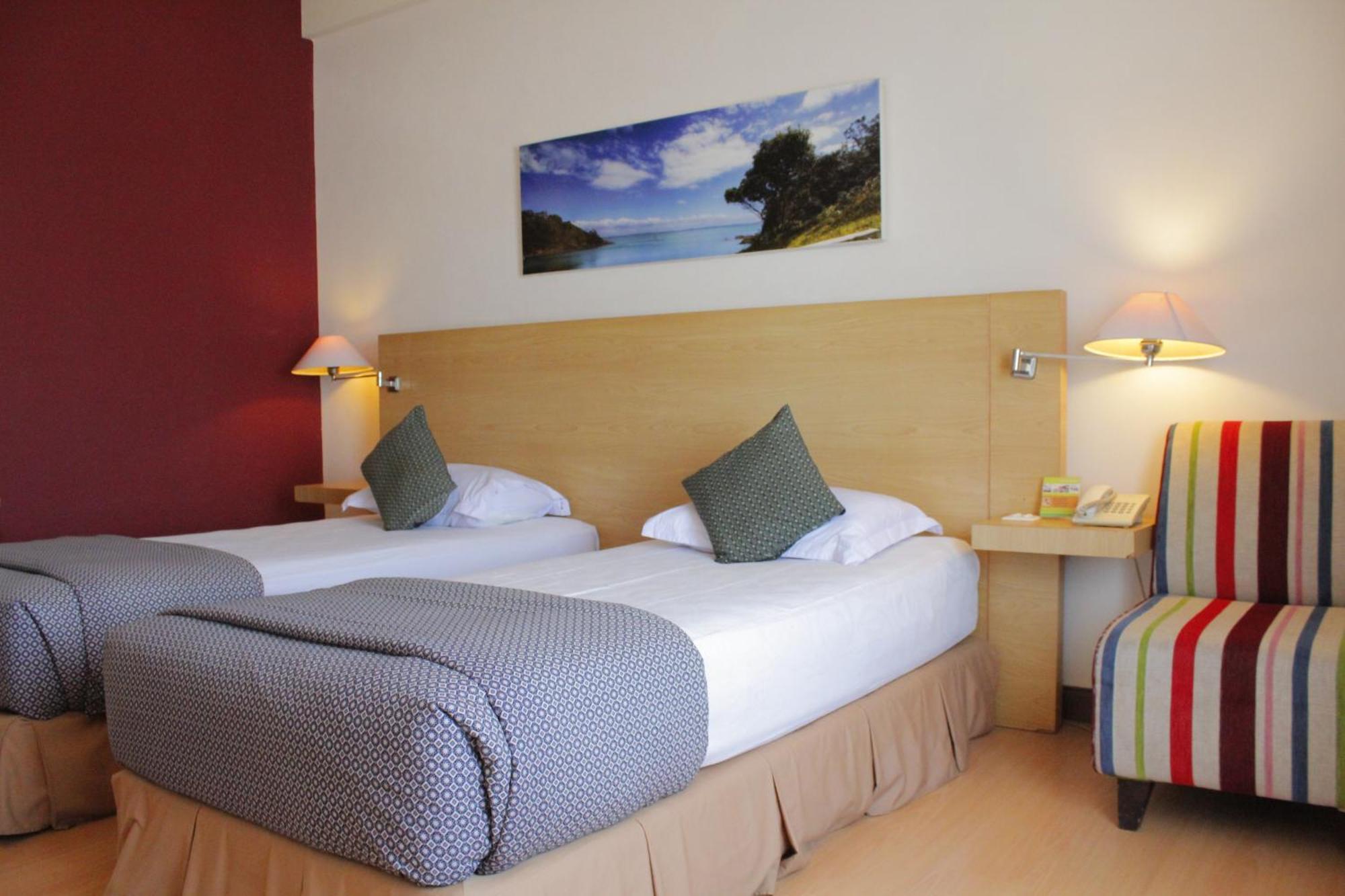 Lux Tychi Hotel Malang Buitenkant foto
