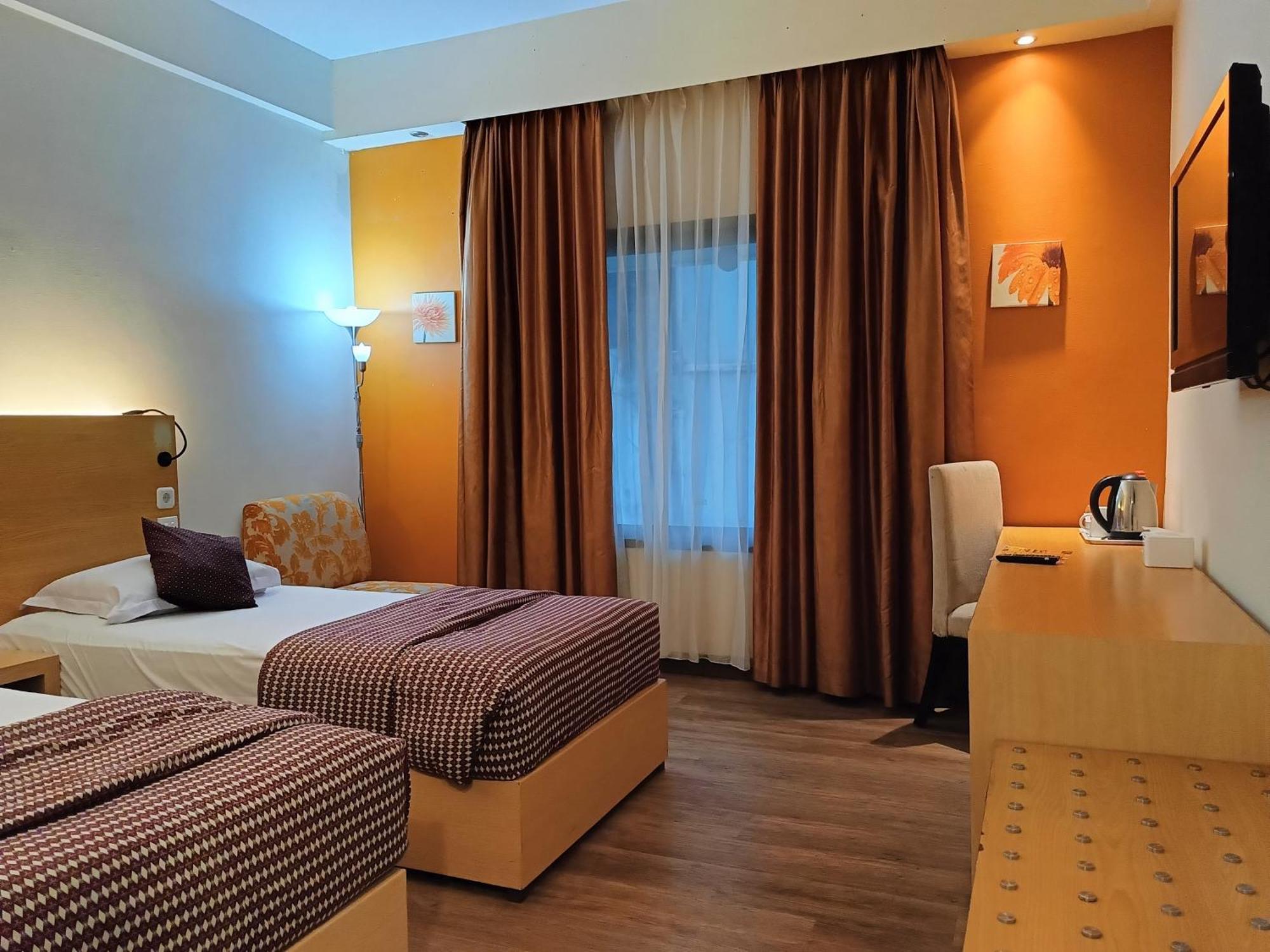 Lux Tychi Hotel Malang Buitenkant foto