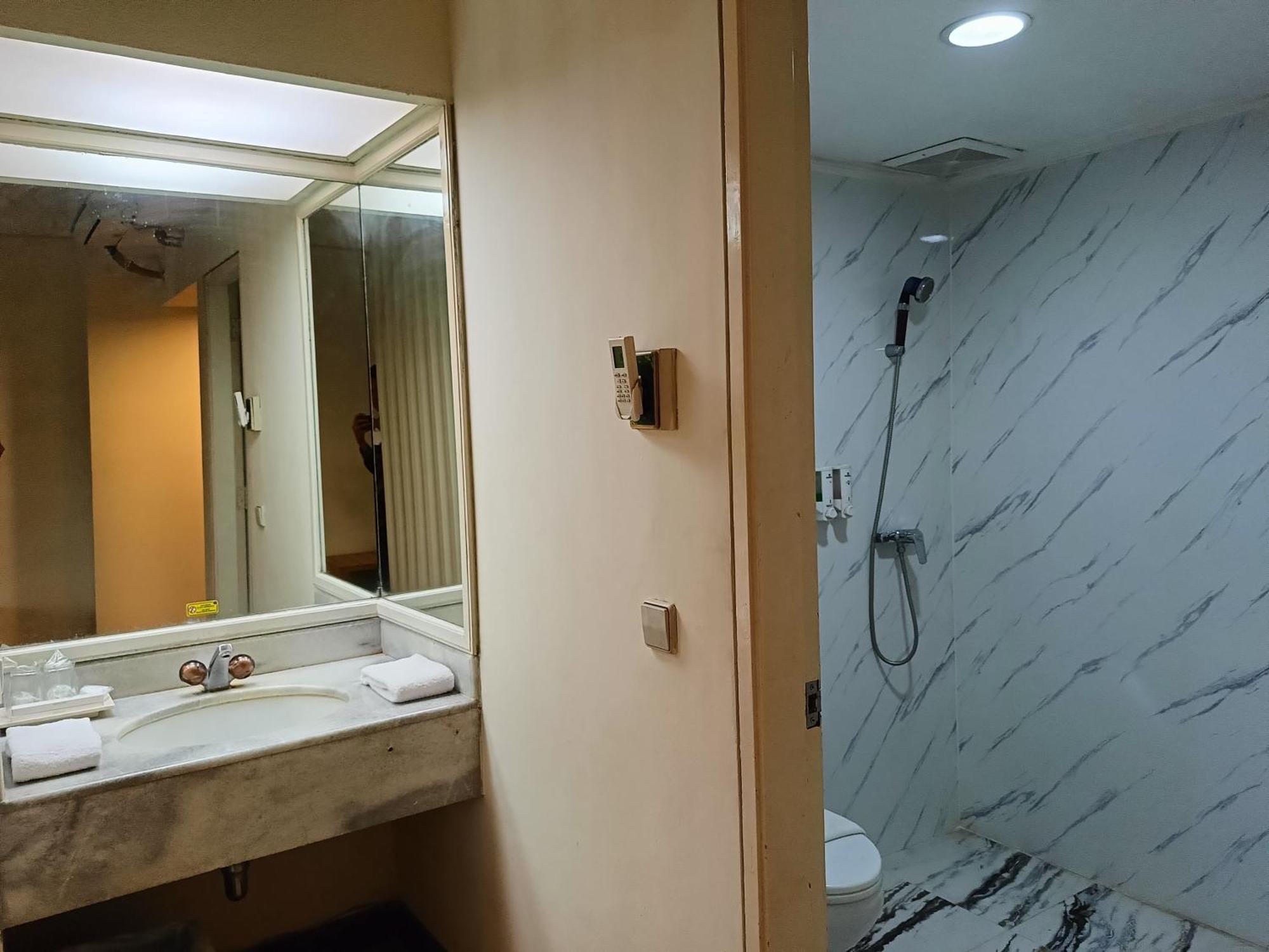 Lux Tychi Hotel Malang Buitenkant foto