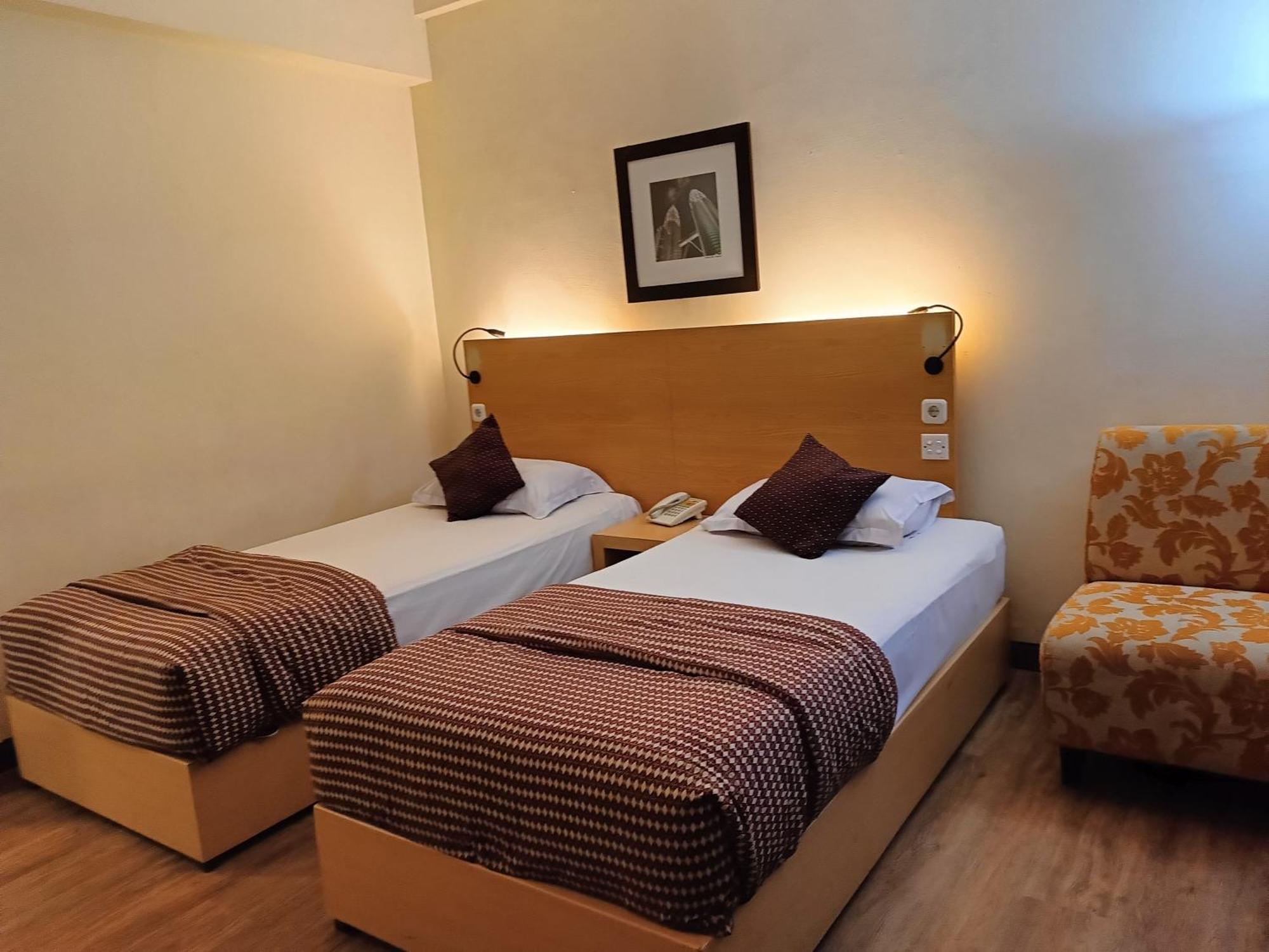 Lux Tychi Hotel Malang Buitenkant foto