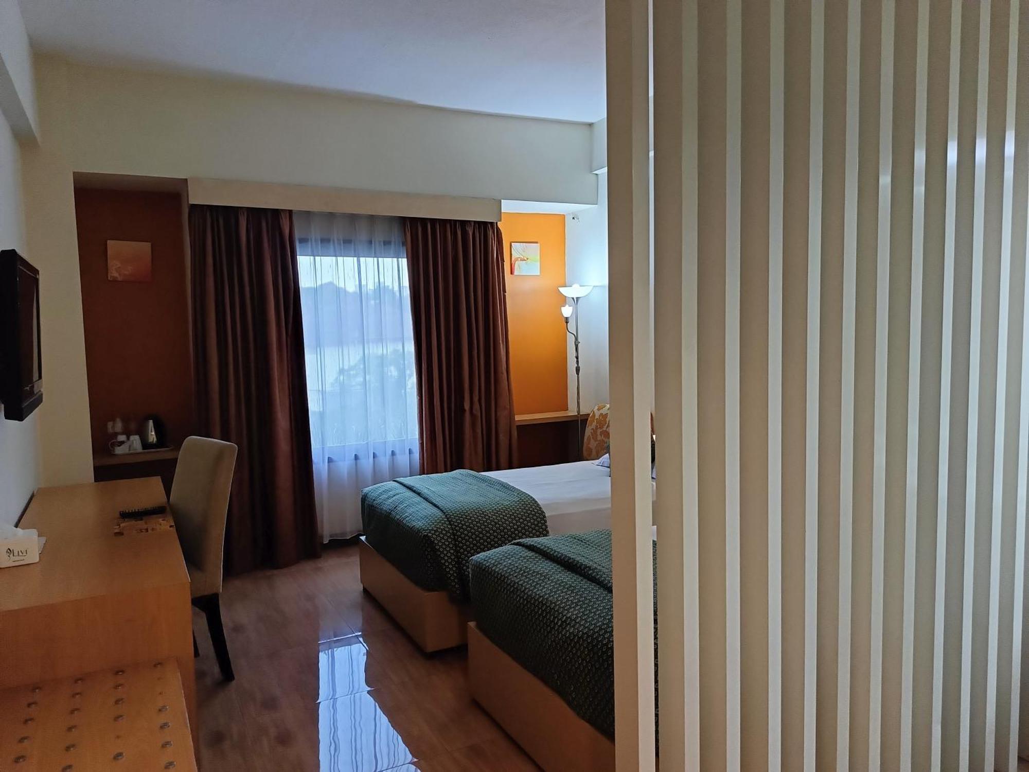 Lux Tychi Hotel Malang Buitenkant foto