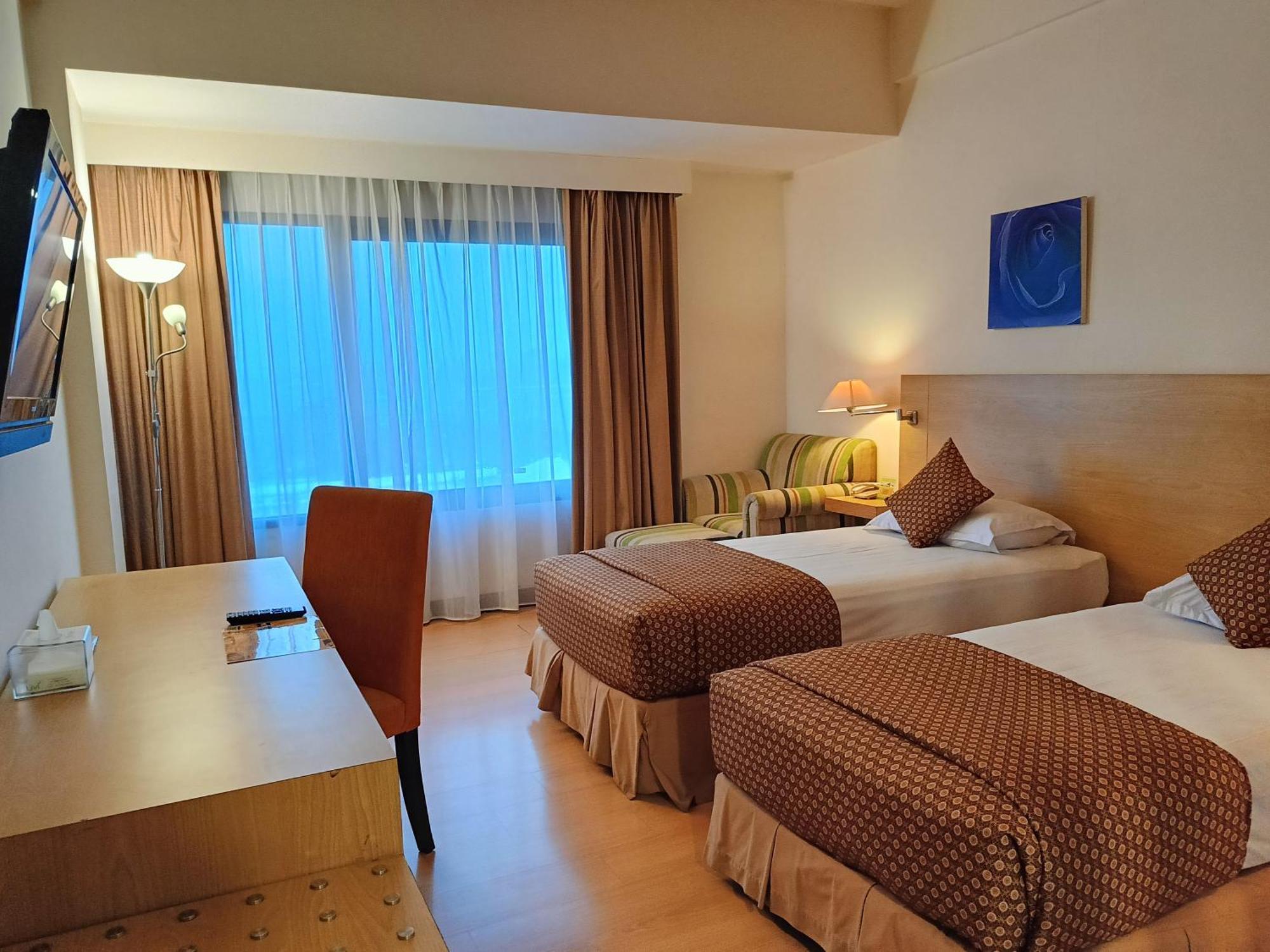 Lux Tychi Hotel Malang Buitenkant foto