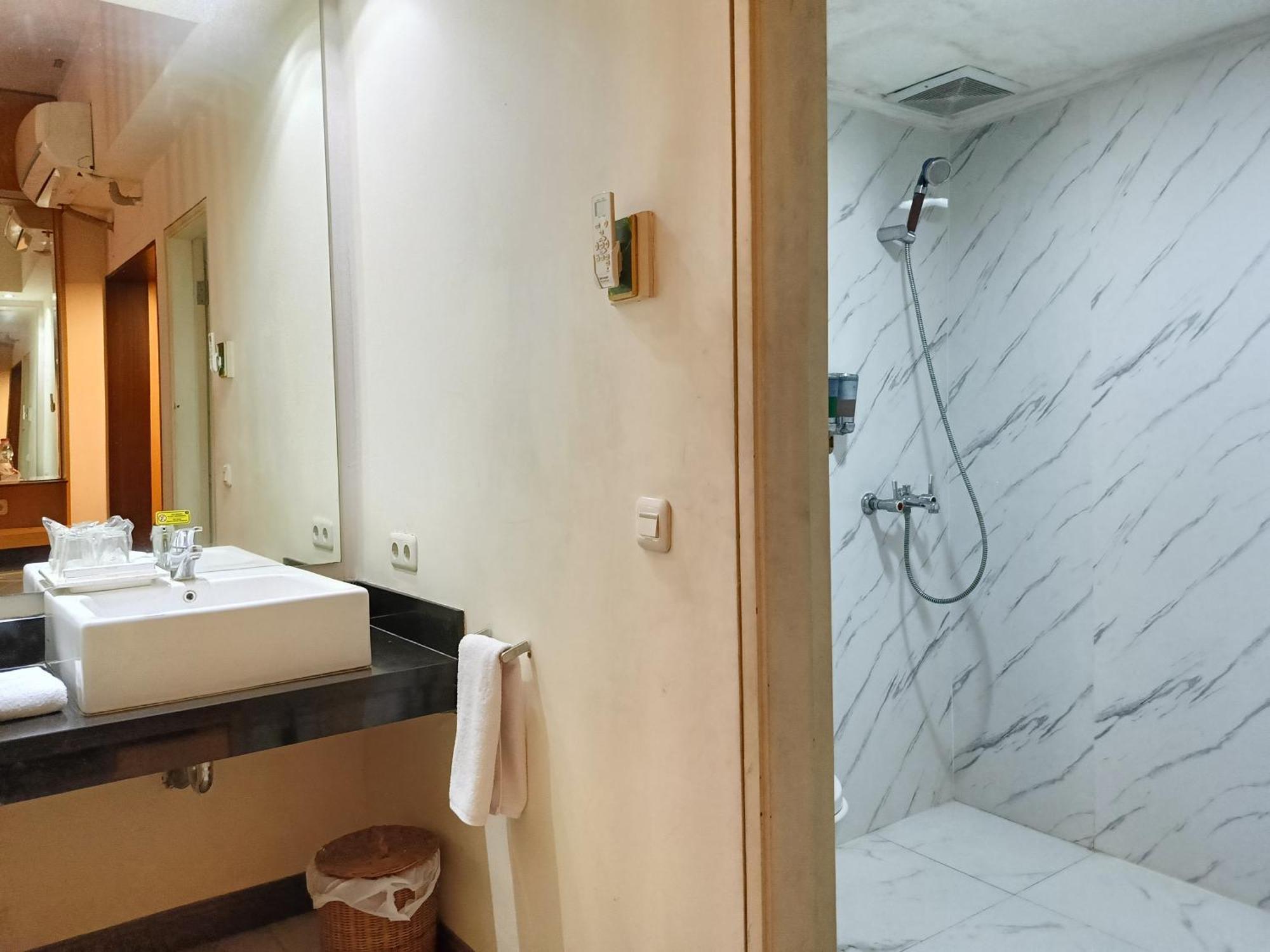 Lux Tychi Hotel Malang Buitenkant foto