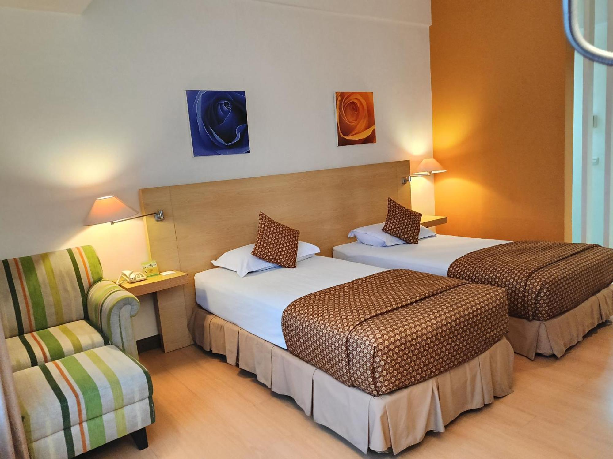 Lux Tychi Hotel Malang Buitenkant foto