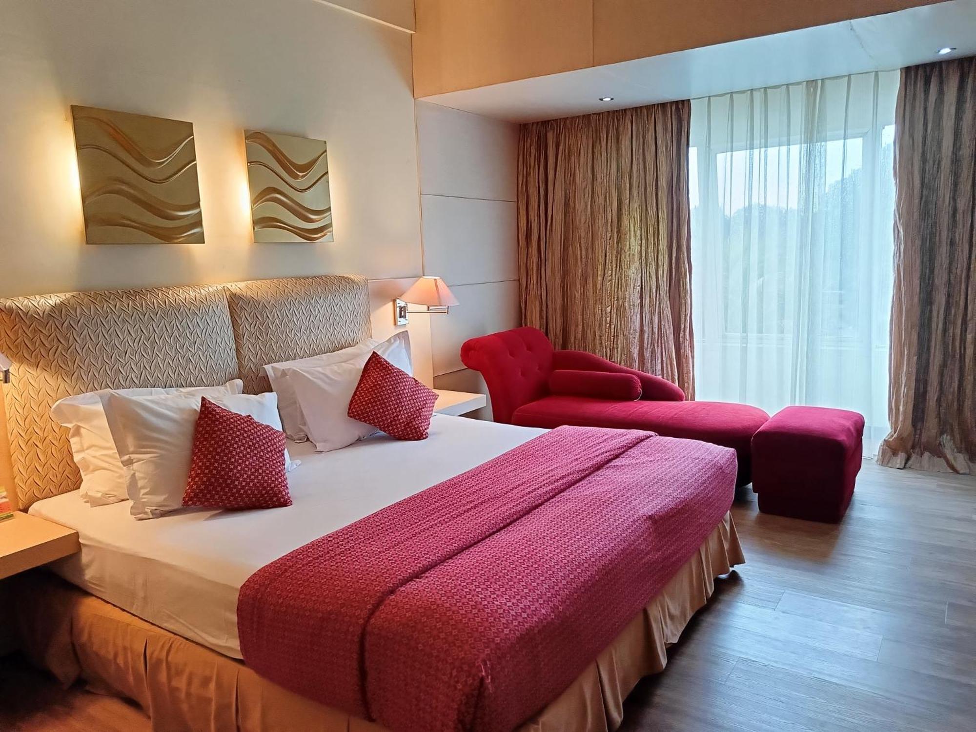 Lux Tychi Hotel Malang Buitenkant foto