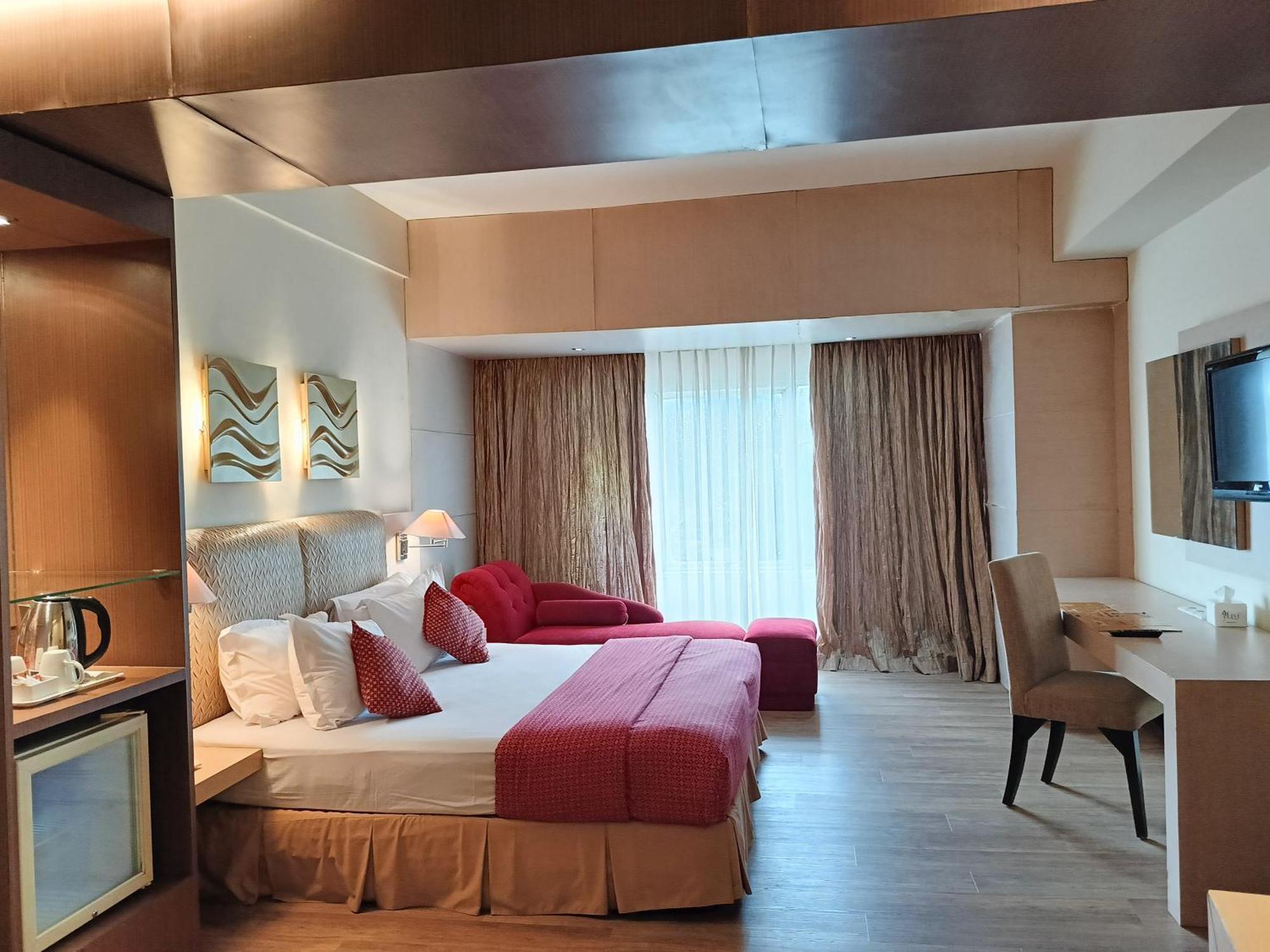 Lux Tychi Hotel Malang Buitenkant foto