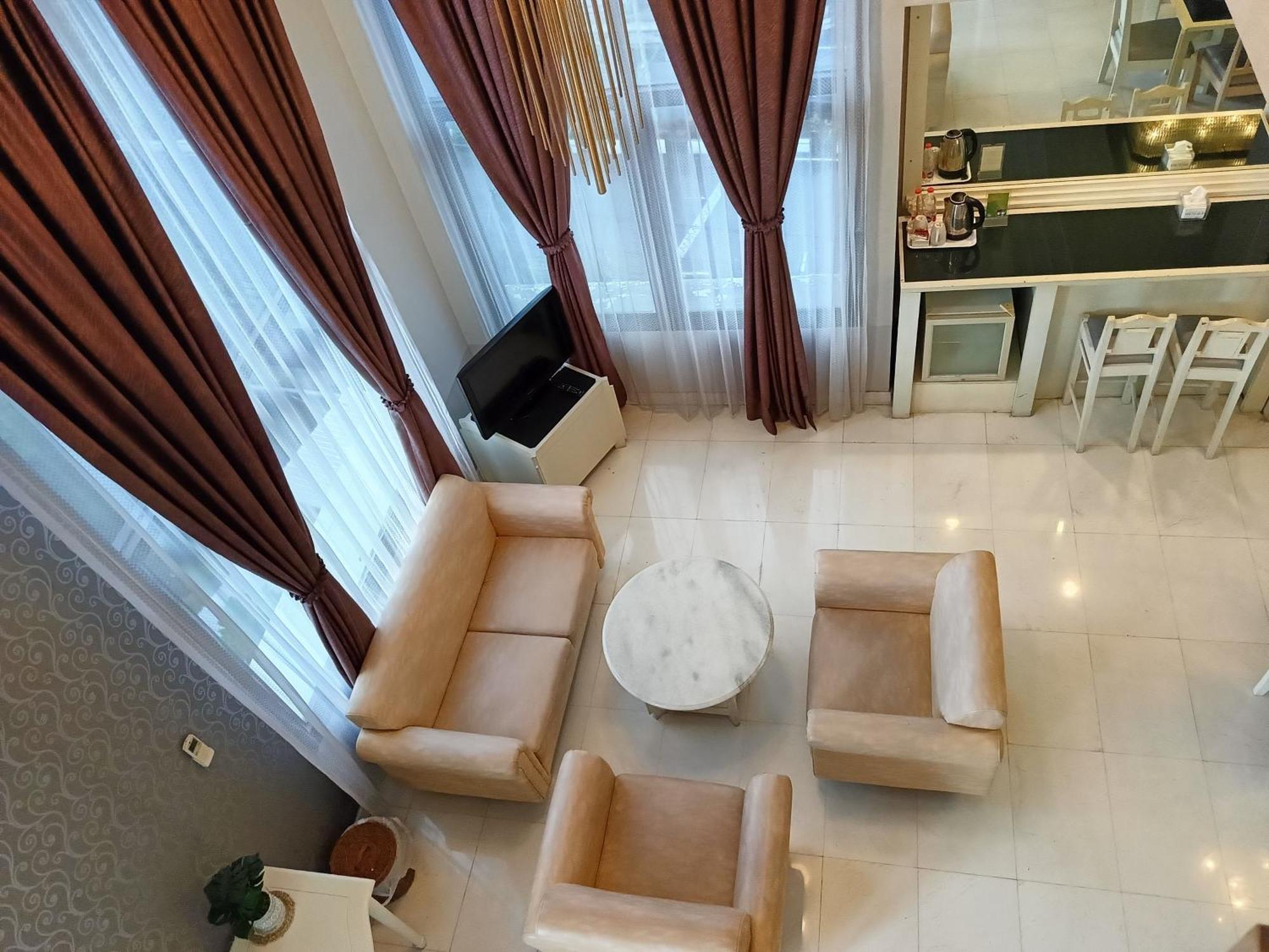 Lux Tychi Hotel Malang Buitenkant foto