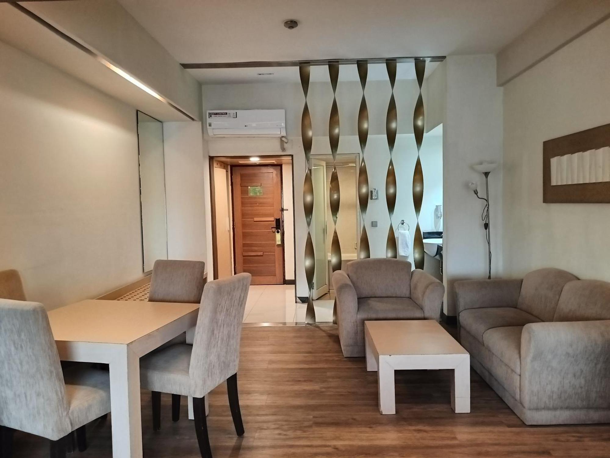 Lux Tychi Hotel Malang Buitenkant foto