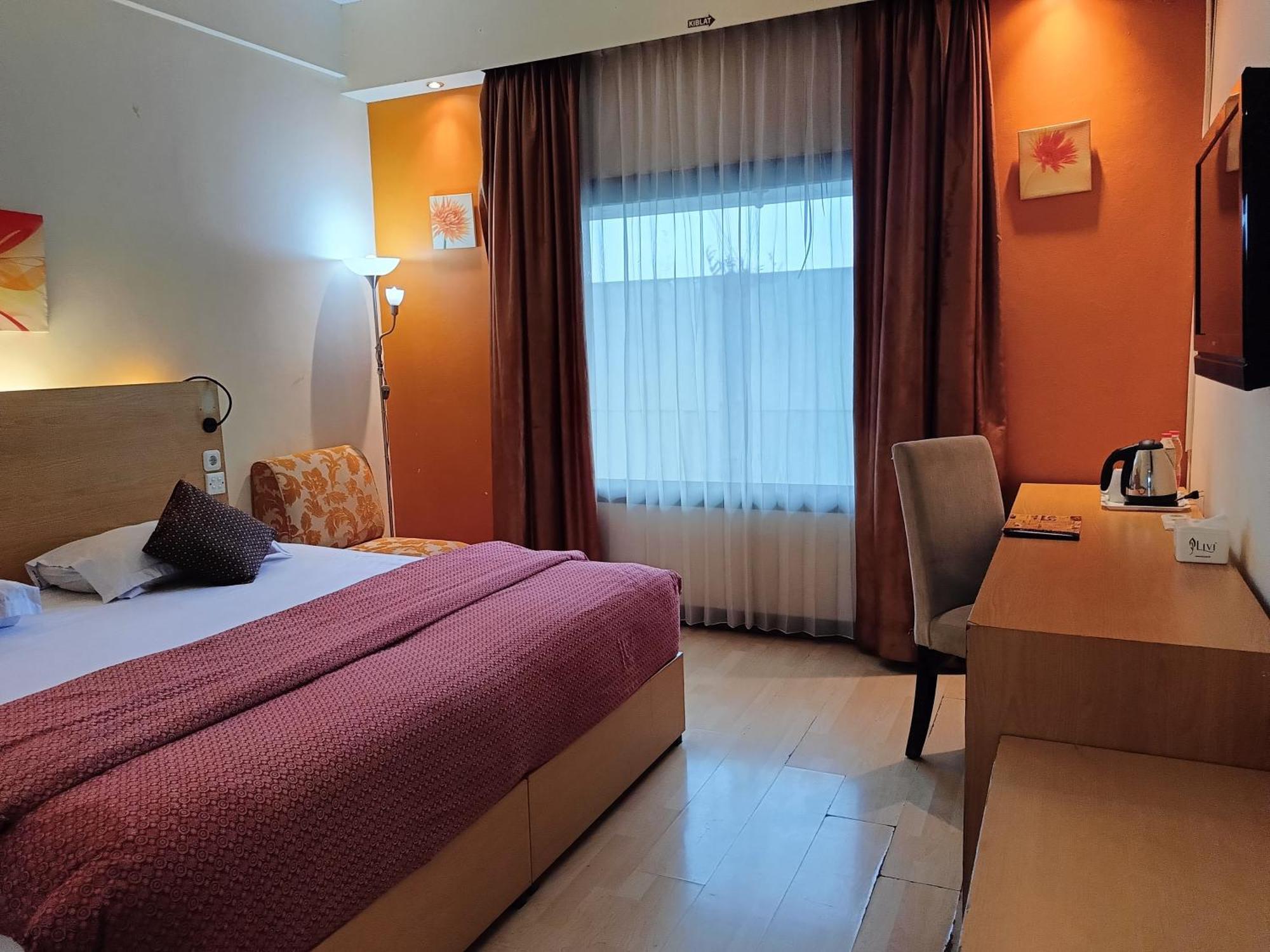 Lux Tychi Hotel Malang Buitenkant foto