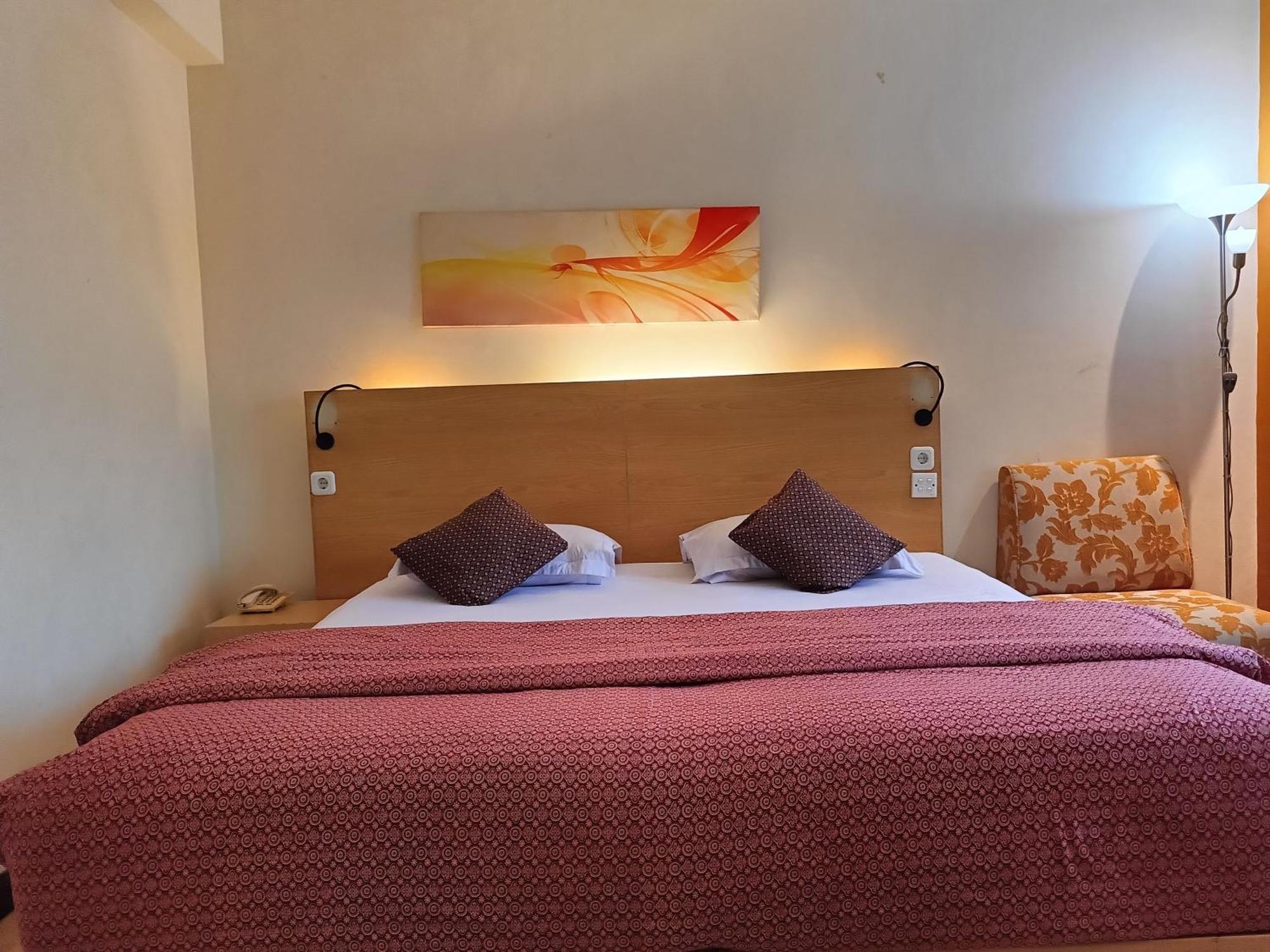 Lux Tychi Hotel Malang Buitenkant foto