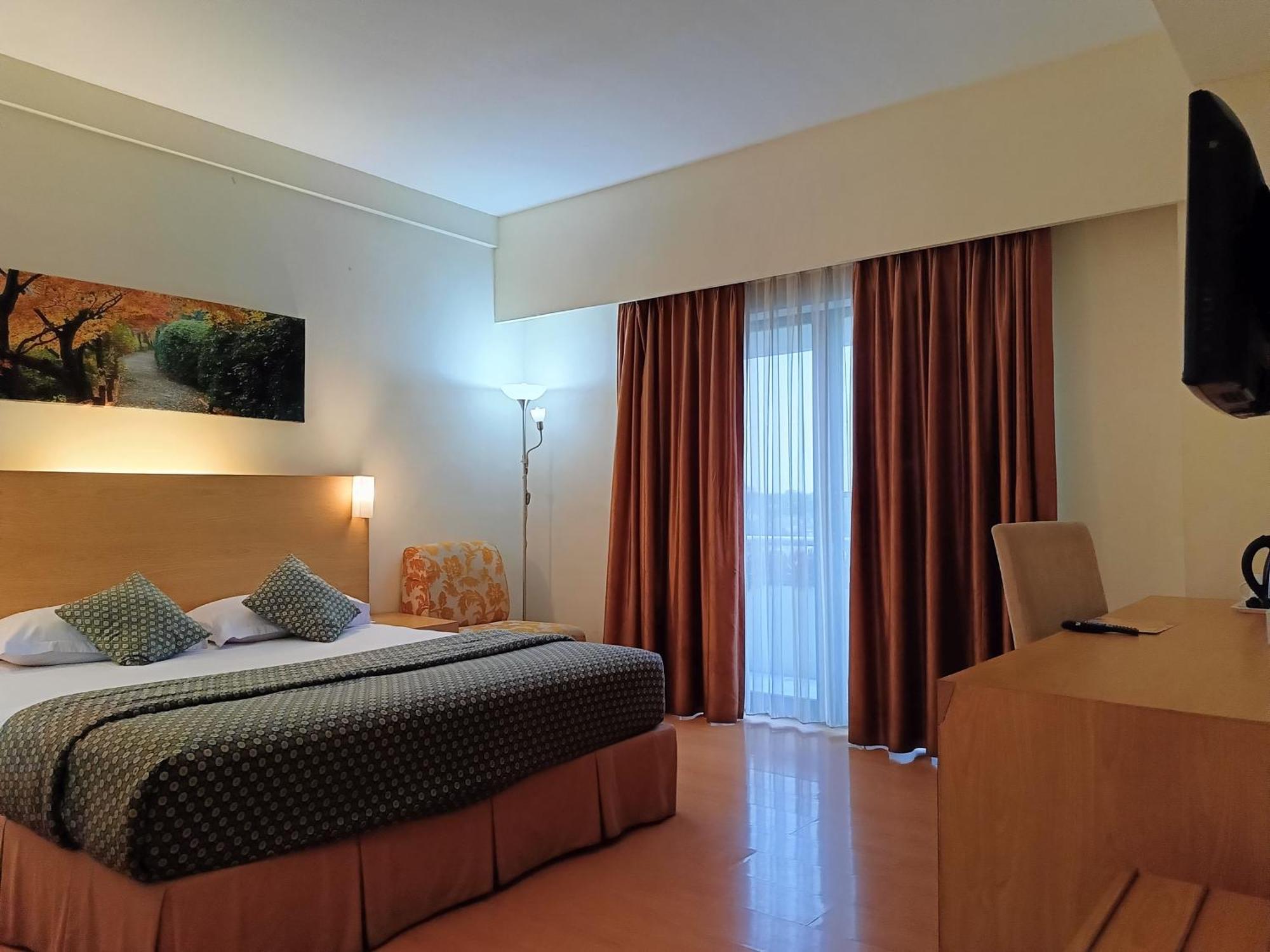 Lux Tychi Hotel Malang Buitenkant foto