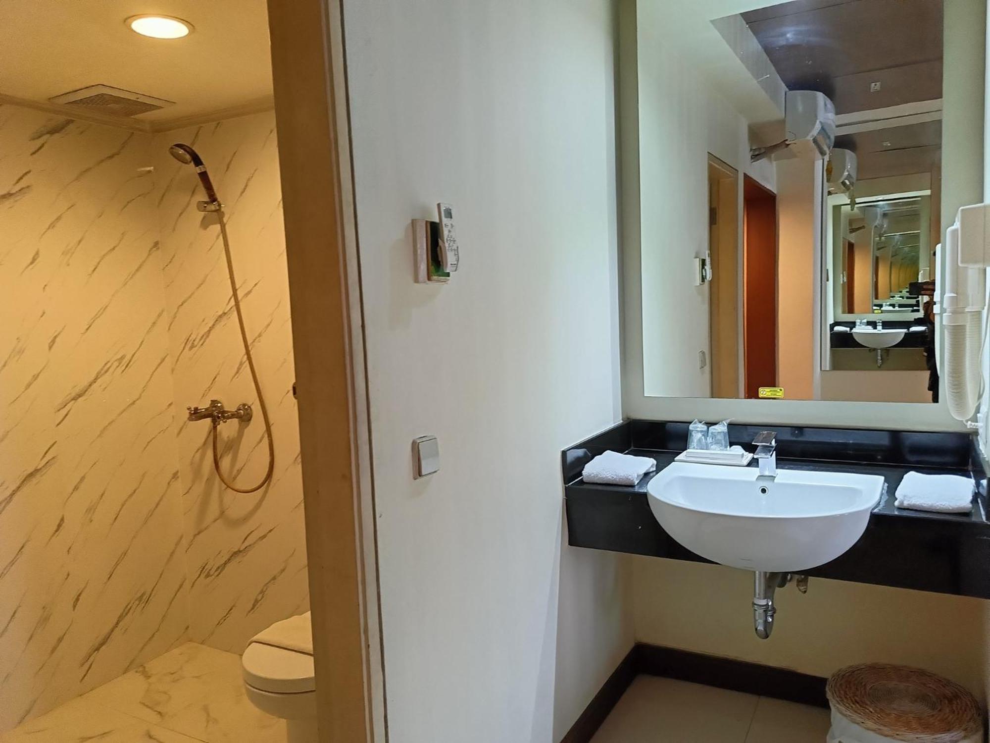 Lux Tychi Hotel Malang Buitenkant foto