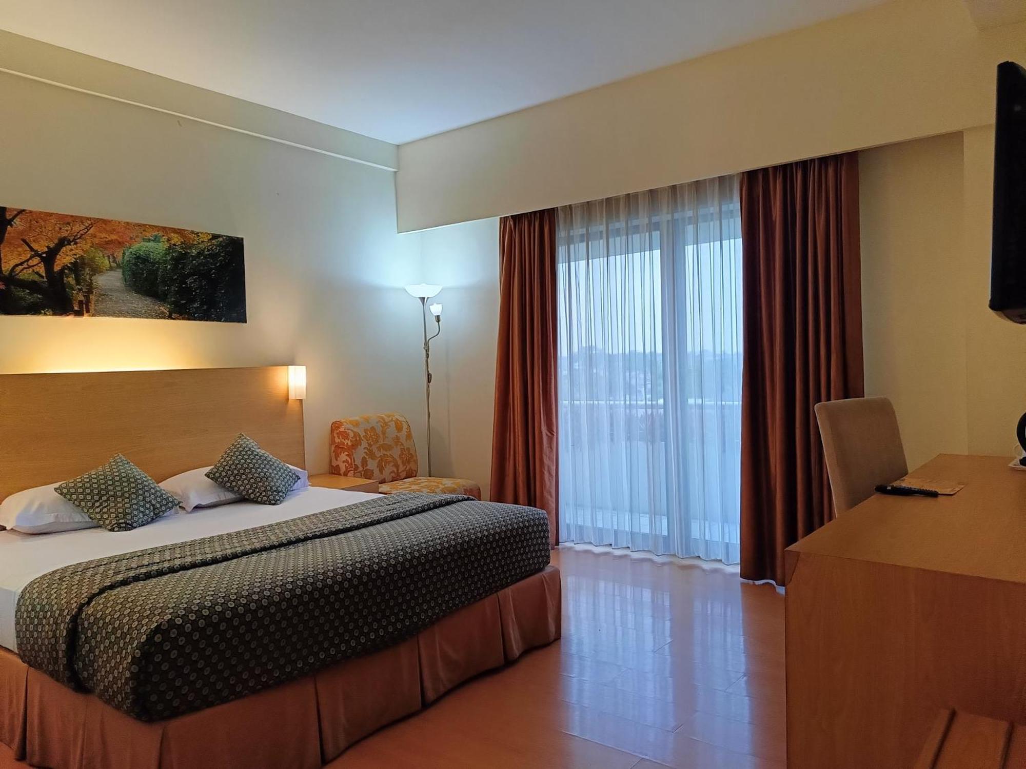 Lux Tychi Hotel Malang Buitenkant foto
